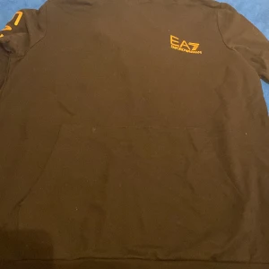 EA7 Hoodie - Svart hoodie strolek L använd 2 gånger