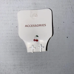 Örhängen kors - Små kors örhängen. Äkta silver 