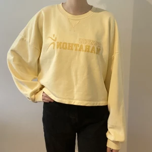 Lite Croppad tjocktröja från Gina Tricot  - Ljusgul lite kroppad tjocktröja från Gina Tricot i storlek XL men skulle säga att det är M/L. Använd fåtal gånger därav nyskick. Det står en text över bröstet ”runners marathon”. Säljer pga att den inte kommer till användning. 