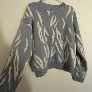 Stickad ljusblå tröja  - Säljer nu denna fina mysiga stickade tröjan från NAKD i str M men skulle säga att den passar S-L💙! 