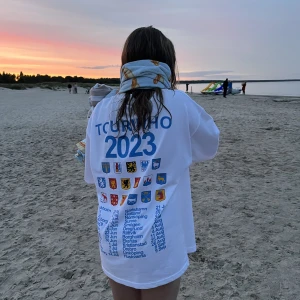 Bolaget t-shirt - Säljer nu min fina bolaget t-shirt💕 Köpte den på en av deras konserter i somras. Tröjan går inte att få tag på nått annat ställe då de bara såldes på deras konserter, därav priset.🩷 Den är i XS men den är lite oversize💖 Pris kan diskuteras!🌸