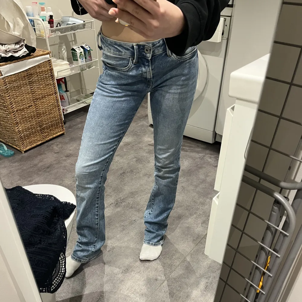 Så snygga lowwaist och utsvängda jeans från pepe jeans i super fint skick! Säljer då de tyvärr blivit för stora.. 😫Köpta för cirka 800 kr. Jeans & Byxor.