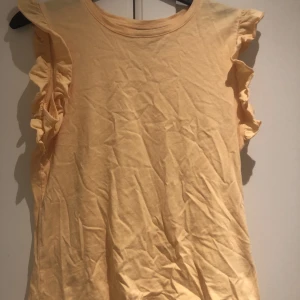 Volang t-shirt - Fin volang t-shirt i orange färg😍