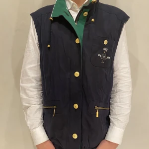 Väst Line  - Hej! Säljer nu min väst från Line i storlek M, fint skick. Tveka inte på att höra av dig om du har frågor eller funderingar kring varan!