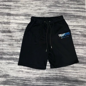 Trapstar Skjorts  - Hej jag säljer min helt nya Trapstar skjorts st:S använd 2-3 gånger meddela mig gärna om du vill köpa😁