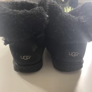 Uggs - Riktiga Uggs med en söt rosett bak i storlek 36/37. Köptes på Plick för nåt år sedan o använt de några gånger. Ser något slitna ut, men tycker fortfarande att de är fina och framförallt sköna🩷