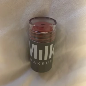 Milk blush stick - Säljer min milk blush stick som har nästan hela kvar som ni kan se på andra bilden. Den är i färgen werk och nypris är 279kr