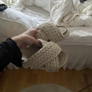Inuikii tofflor - Jag säljer nu mina fina inuikii tofflor, dom är bara använda några få gånger nu i somras, så dom är fortfarande i väldigt fint skick💕skriv gärna om du vill ha fler bilder 🥰jag har vanligtvis 38 i skostorlek men dessa fick jag ha 39 i🫶🏼