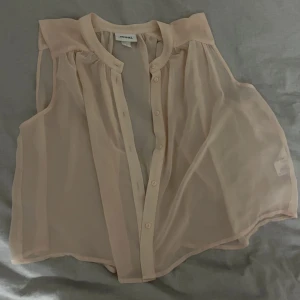 Väst topp - En rätt genomskinlig väst som kan användas som blus också! Super fin rosa beige färg och otroligt skön!