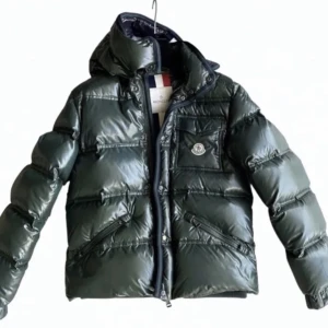 Moncler jacka - Grön moncler. Storlek 14Y/164 cm. Kommer från Vestiaire Collective! Skriv för fler bilder+äkthetsbevis. Har bevis från Moncler.