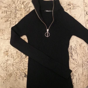 Ribbad tröja Gina tricot - Svart ribbad tröja med dragkedja från gina tricot, i bra skick, storlek XS med väldigt mycket stretch.