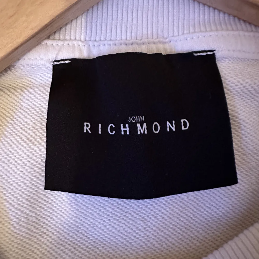 Vit äkta John richmond sweatshirt i storlek L.. Tröjor & Koftor.