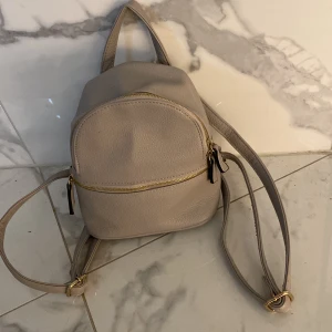 Ryggsäck - Höjd 22 cm Bred 20 cm Mycket fint skick Okänt märke 