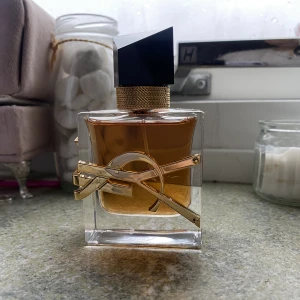 Ysl libre intense - Säljer denna underbara doften då den inte passade mig så som jag hoppades. Den har blivit använd några gånger men inget väldigt märkbart. Köptes för 950kr och säljes för 650kr Skriv gärna för fler bilder! Pris går att diskutera 