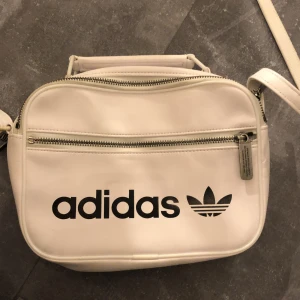 Adidas väska - Adidas orginals mini airliner bag En axelväska med ett handtag man kan hålla i med, i fint skick, använd kanske några gånger men syns knappt. Orginal priset på väskan är runt 500 men säljer för mindre, kom privat för prisförslag