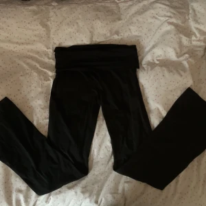 Yoga pants - Svarta flare fold-over yoga pants .