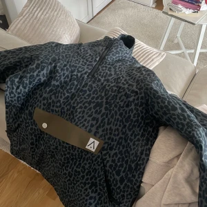 Skidjacka  - Skidjacka i storlek S. Snygg och bekväm. Dragkedja i sidan under armen. 