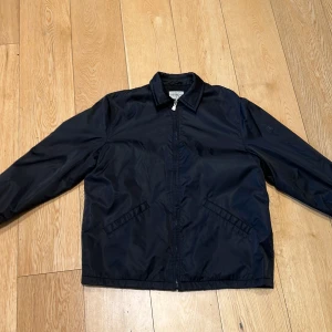 Calvin klein jacka - En svart Calvin klein jacka. Varm och bra för vintern och våren.