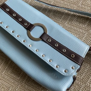 Y2k väska - Axelväska ljusblå med fina detaljer