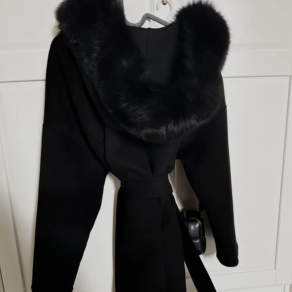 Säljer min femenina of sweden pälskappa med stor äkta svart rävpäls. Kappan har en blandning av ull och kashmir. Den är i superfint skick och sparsamt använd. Storlek XS-S. Nypris 3700kr.  . Jackor.