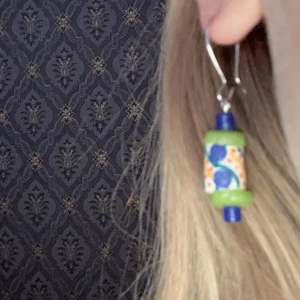 Örhängen  - Tryck helst inte på köp nu det strular, häng örhängen från Afrika köpte de för 65kr på en begagnad affär, bra skick, fina 