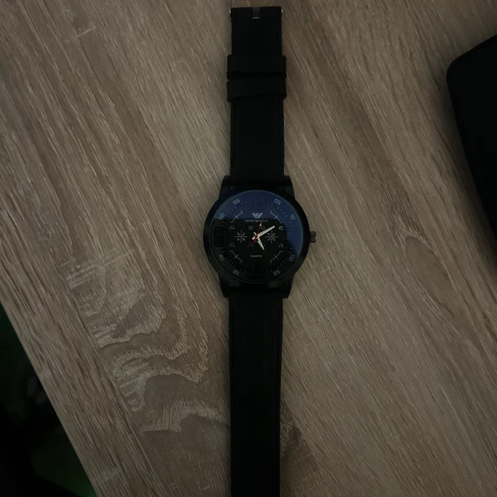 En helt ny Armani klocka som använts ett fåtal gånger, kommer inte till användning längre på grund av köp av ny klocka . Accessoarer.