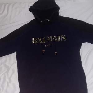 Svart Balmain tröja, har man svarta byxor så kan den aldrig gå fel💯💯 säljs för 125kr