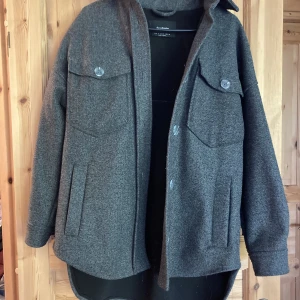 Kort kappa - Kappa från stradivarius i storlek S. I bra skick men som ni ser på sista bilden så är innerfickan av i en tråd. 
