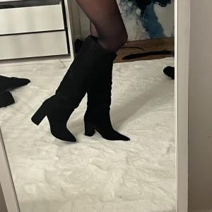 Klackar - Säljer dessa så snygga klackar från Nelly. De är i nästan nyskick 9/10 skick! De är sköna att gå i eftersom klacken är lite tjockare!! 