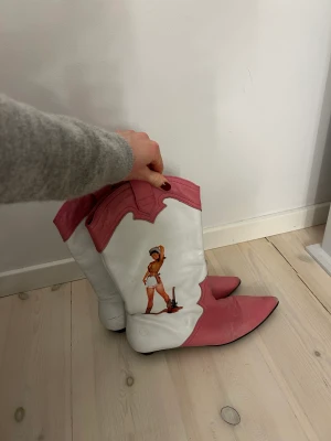 Cowboystövlar med barbietema - Vitrosa cowboystövlar med liten klack