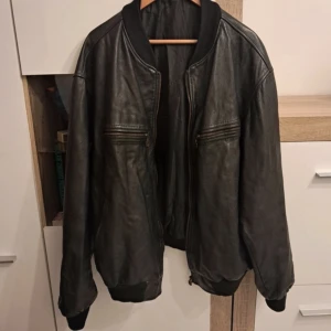 Läderjacka  - Äkta läderjacka. Jättefin nu till höst/vinter. Jättebra skick förutom att dragkedjan är sönder och svår att knäppa. Stl L/XL, sitter snyggt oversized.
