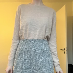 Beige tröja i 100% kashmir - Har någora mindre hål på baksidan annars mycket bra skick.De går definitivt att laga enkelt. 100% Kashmirtröja. Storlek säger 03 - uppskattar till S/M