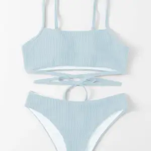 Ljusblå bikini med snörning runt magen och som inte kommit till användning. Passar A/B/C kupa.