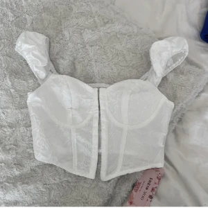 Korsett - Superfin korsett/ topp från shein som jag säljer då den tyvärr var för liten på mig. Oanvänd i storlek xs, passar även xxs