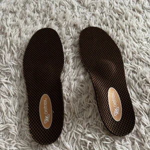 Tjena säljer ett par super sköna sulor vill sälja för har många är skit sköna när du springer! Passar i varje sko dom är rätt storlek.  - Har it använt mycket alls slit skön snygga perfekta för att springa i. 