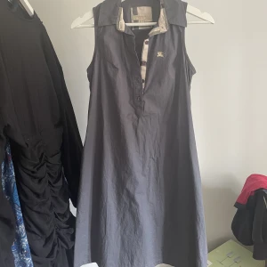 Burberry klänning  - Jätteskön och snygg kort klänning med krage. Köpt secondhand men har aldrig använt den själv. Inga synliga slitage eller liknande. Jag har generellt S men den passar mig bra!!! Något tajt över bröstet.