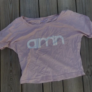 Tisha från aimn  - Söt något croppad tisha från aimn! Storlek S och är sann till storleken🌸🎈