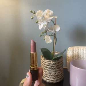 Läppstift  - Intressekoll på det populära (tik tok) trendiga läppstiftet från revlon i färgen ”bare it all”. Helt slutsålt på alla sidor✨ OBS, självklart oanvänt!