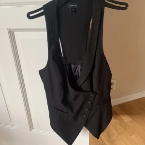 Svart väst  - Använd fåtal gånger i nyskick. 