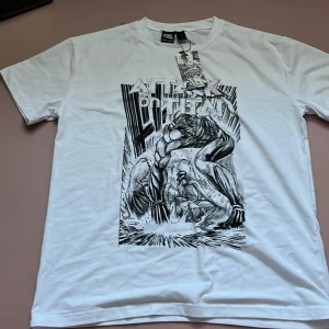 Attack on titan t shirt - Helt ny köpt och bara använt ett par gånger. Helt fläck fri och är ej sönder. Har fortfarande kvar lappen från när den köptes. Klicka på köp om du vill köpa, kontakta om du har frågor. 