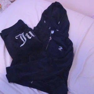 Juicy set - Super snyggt juicy couture set som jag inte kunnat använda pga förstort. Skriv om intresserad eller om du har några frågor♡♡