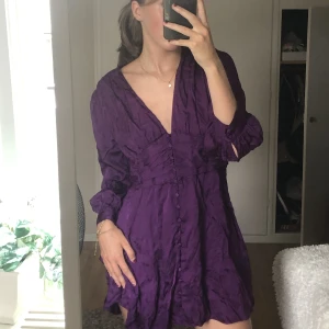 Lila klänning från Zara  - Supersnygg klänning från Zara köpt second hand för 100 kr. Säljer pga att jag aldrig får användning av den. Lite stor på mig som har storlek 36/s.  Skickar gärna mer bilder vid intresse🫶🏻