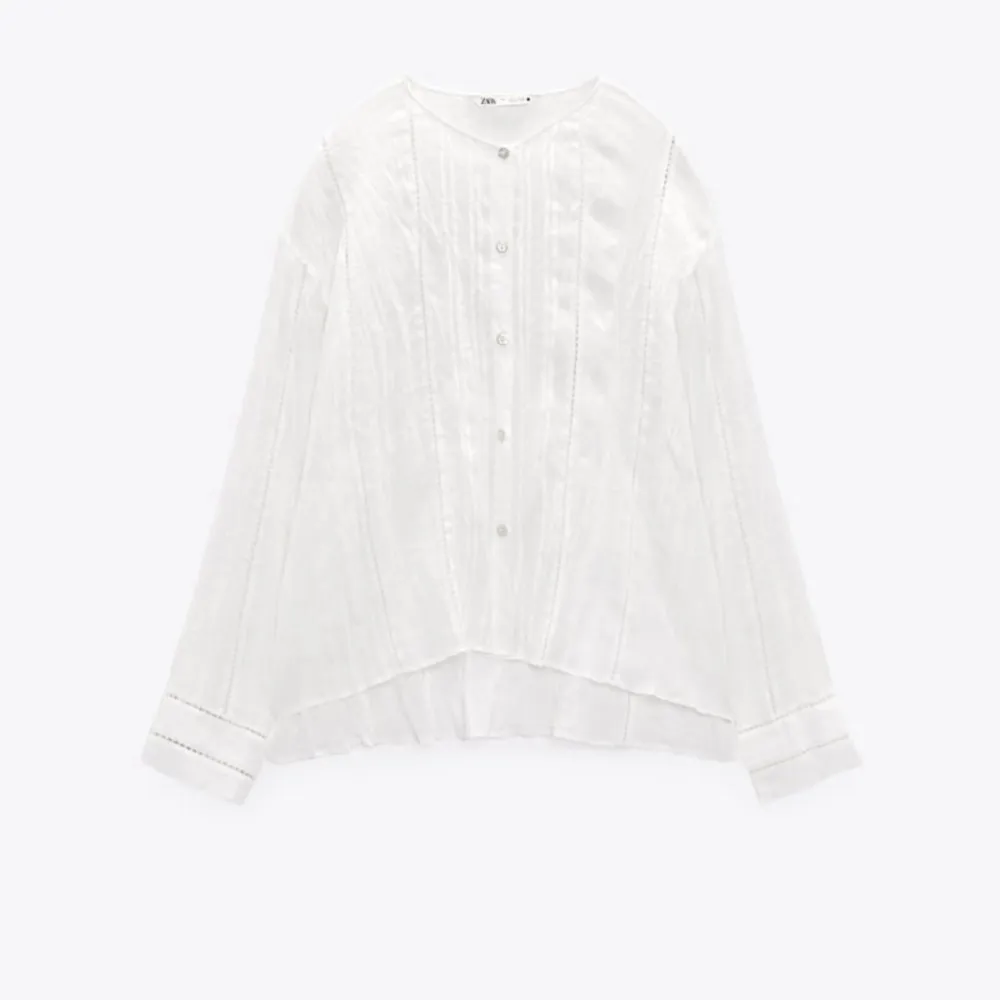 Slutsåld vit skjorta/blus från Zara. Helt ny med prislapp kvar! Hör av er vid frågor. Blusar.