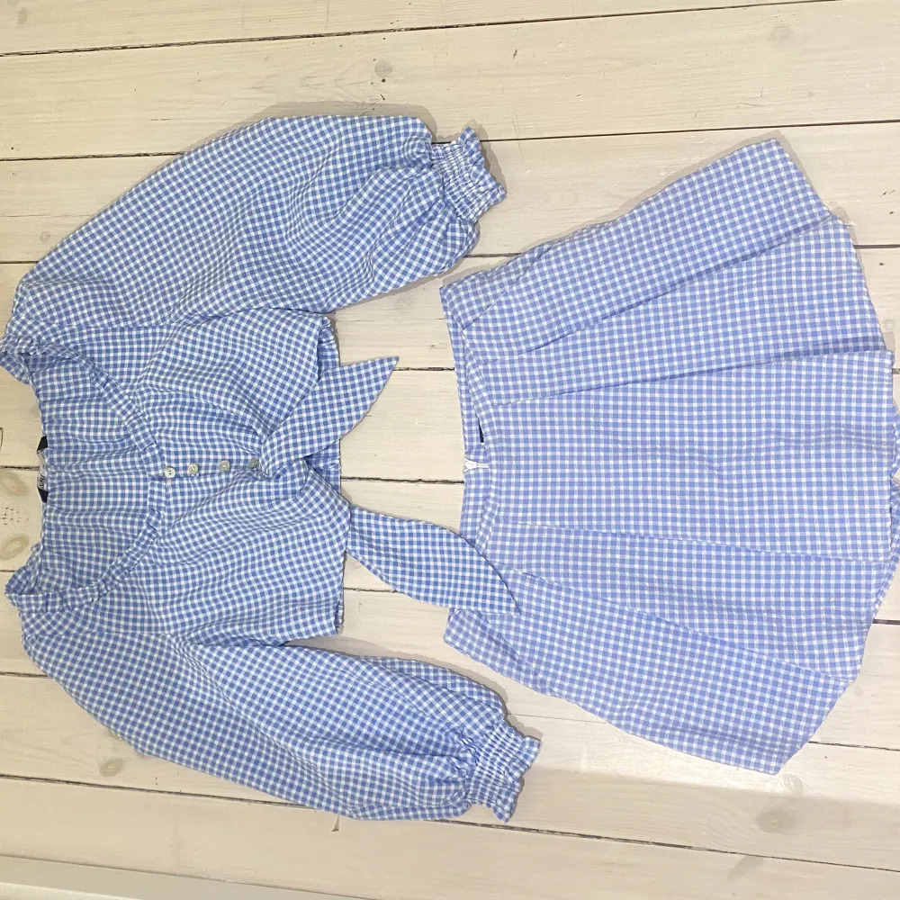 Blårutigt sommarset från Zara. Bägge överdel & underdel (shorts som ser ut som kjol) är i strl S. Nyskick då den endast är använd två gånger. 💙🤍. Kjolar.
