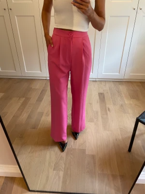 Rosa kostymbyxor  - Rosa kostymbyxor från Stradivarius. Använda 1 gång och är utan anmärkningar. 🩷  Storlek 36