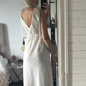 En superskön vit klänning som går till anklarna (jag är 178cm)