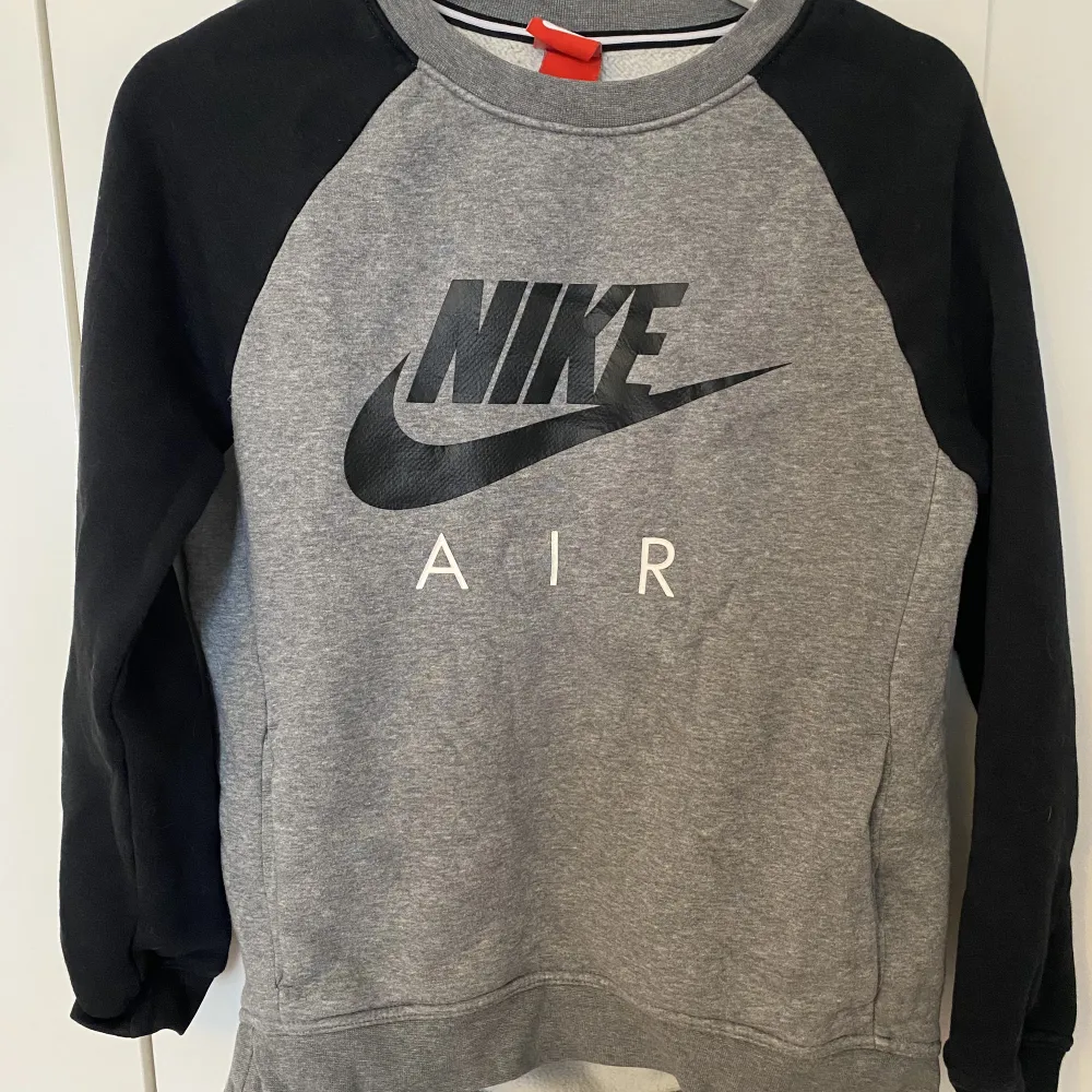 Unik Nike Air tröja, fint skick. Strl XS men känns som S/M, passar mig som har strl M. Lite längre i bak. Fickor på sidan. . Tröjor & Koftor.