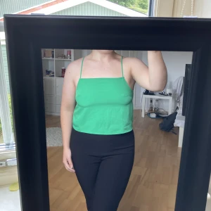 Linne - Grönt linne från Topshop i storlek 34. Funkar bra att använda utan bh!  Använt max två gånger.