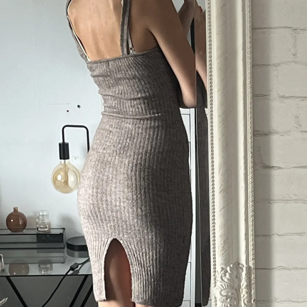 Supermysig gråbeige klänning från H&M som formar sig efter kroppen. Väldigt stretchiga material.  Storleken är XS men jag skulle säga att den passar upp till minst M. Klänningar.
