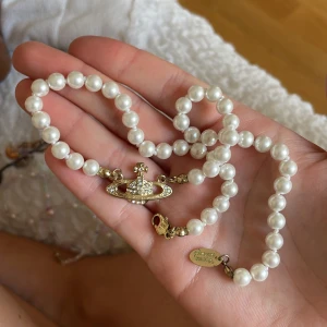 Pärlhalsband vivienne westwood - -